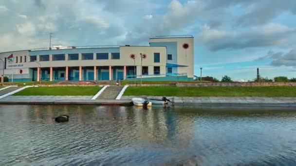 Академическая гребля на реке Мухавец в Кобрине, Брестская область, Беларусь . — стоковое видео