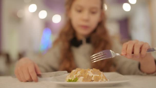 Schöne Teenie-Mädchen isst Salat mit Champignons und Mayonnaise in großem Café. — Stockvideo