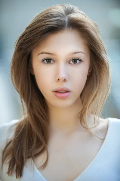 Retrato de jovem mulher bonita com cabelo comprido — Fotografia de Stock