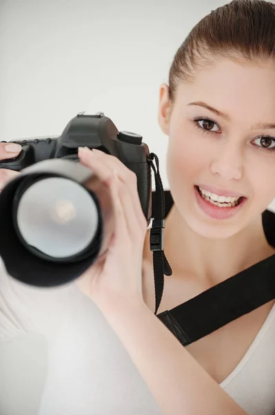 Bir Dslr fotoğraf makinesi ile güzel genç gülümseyen kadın — Stok fotoğraf