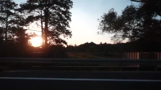 Медленное движение на фоне заката в живописной деревне . — стоковое видео