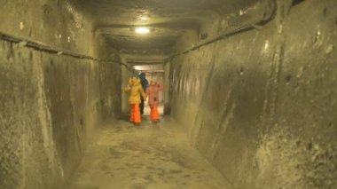 İki güzel küçük kız kış kostümleri Wieliczka tuz Mağarası Krakow Polonya Voyvodalığı'seyahat.