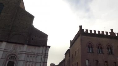 Bologna, İtalya - 21 Kasım 2016: büyük bronz heykeli Bolognese Papa Gregory XIII (1580) Palazzo d'Accursio (Palazzo Comunale) içinde. Piazza Maggiore'ye üzerinde bulunur.