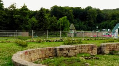 Miskolc, Macaristan - 9 Temmuz 2017: Banyo Cave city Miskolc, Macaristan parçası olan Miskolctapolca, doğal mağarada termal banyo olduğunu. Termal su eklem ağrıları azaltmak için ünlüdür.