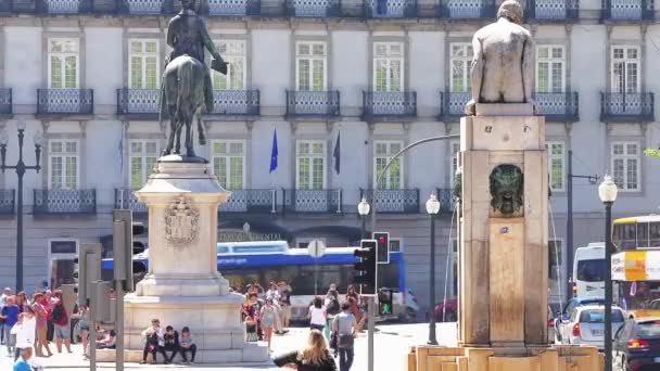 PORTO, PORTUGAL - 12 ABRIL 2017: Estatua ecuestre de Don Pedro IV. Plaza de la Libertad, Oporto, Portugal . — Vídeos de Stock
