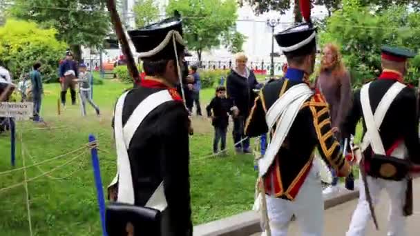 MOSCA, RUSSIA - 4 GIUGNO 2017: festival della ricostruzione storica Tempi ed epoche su Petrovsky Boulevard . — Video Stock