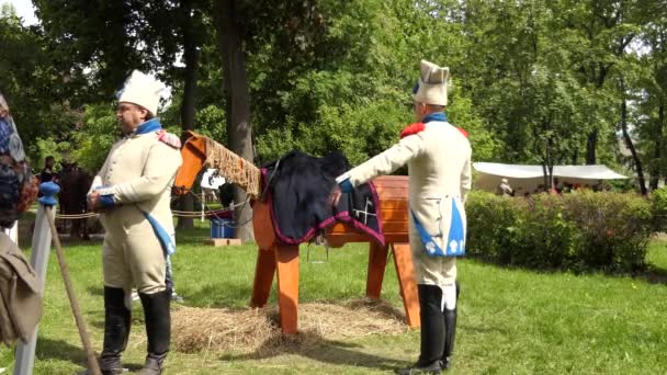 Moskova, Rusya - 4 Haziran 2017: festival dönemini Petrovsky Bulvarı ve tarihi yeniden yapılanma kez. — Stok video