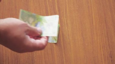 Exchange Romence Lei için üzerinde kahverengi ahşap masa üzerinde Yeni Bulgar Levası.