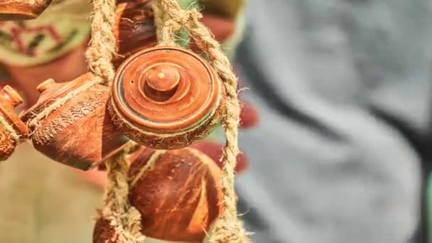 Pequeñas Ollas Arcilla Oscilan Cuerda Feria Artes Populares — Vídeo de stock