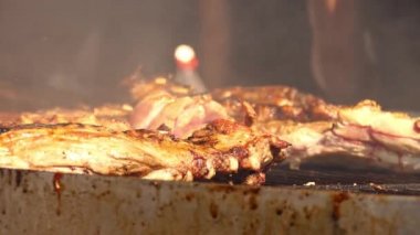 açık bir yangın üzerinde büyük bir yuvarlak metal ızgarada et ızgara pişirme