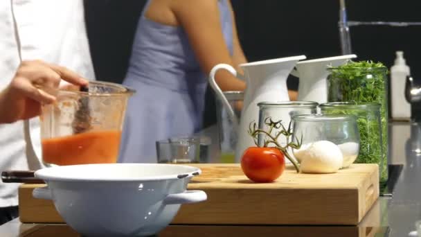 用番茄汁烹饪菜肴 — 图库视频影像