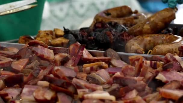 西班牙语 Chourico 葡萄牙语 是猪肉香肠的类型 传统上 它使用从肠道制成的天然肠衣 一种自罗马时代以来使用的方法 — 图库视频影像
