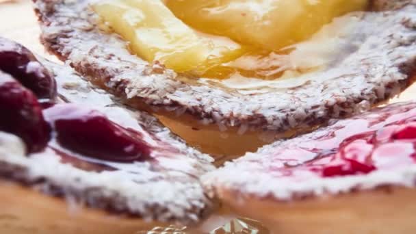 Tarta Frutas Mixtas Tarta Plato Horneado Que Consiste Rellenar Sobre — Vídeo de stock