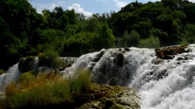 Milli Park Krka Hırvat Milli Parklar, nehir sonra onu içine alır Krka adında biri. Orta-alt ders orta Dalmaçya, Sibenik Knin County boyunca yer alır