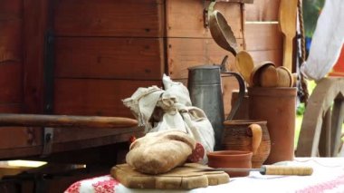 rustik ekmek ve sosis kırsal bir kesim tahtası üzerinde yalan