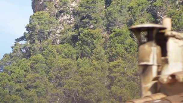 Zaostření Zaměření Mantelová Trubka Břidlicovou Střechou Pozadí Hory — Stock video