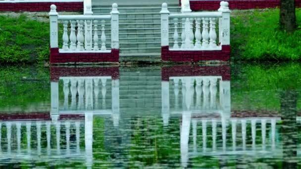 2つの堂々と池の周りの庭に柱を持つ美しいポルティコ — ストック動画