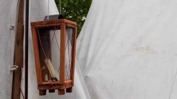 Drewniana Latarnia Świeczką Kołysze Się Wietrze Obozie Terenowym Pobliżu Namiotu — Wideo stockowe