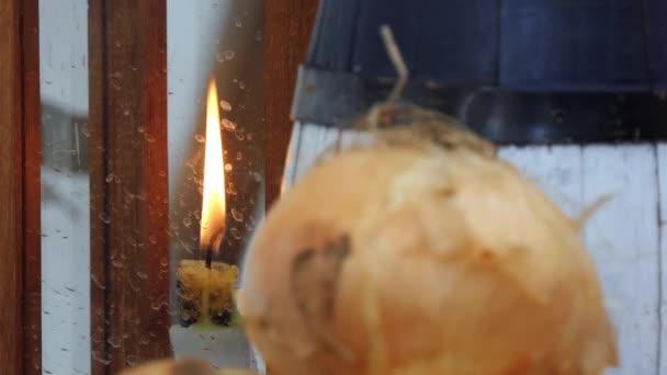 Фокусний Перехід Свічка Горить Дерев Яному Ліхтарі Тлі Великої Цибулини — стокове відео