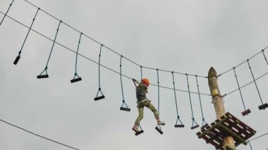 Kız macera Park'ta tırmanma çeşitli egzersizler, engel kursları ve ZIP-hatları tırmanma halat gibi öğeleri içerebilen yerdir.