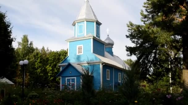 Två Små Vackra Flickor Sitter Träbänk Nära Ortodoxa Kyrkan — Stockvideo