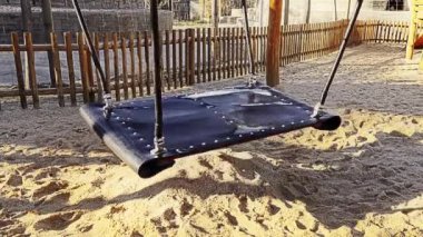 hayvanat bahçesinde dağ keçilerinin arka planda siyah salıncak