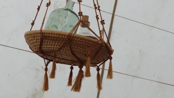 一瓶油在野战营地的悬架上摆动 — 图库视频影像