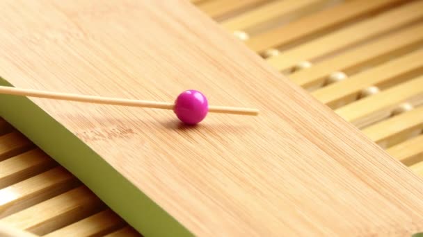 圆头木棍 用于在木板上打鼓 — 图库视频影像