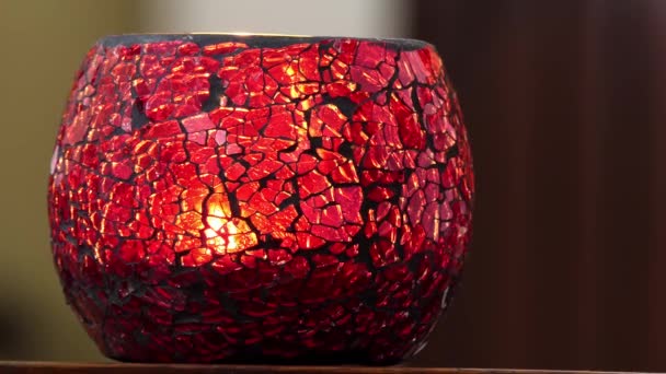 Горящая Свеча Большой Стеклянной Красной Лампе — стоковое видео