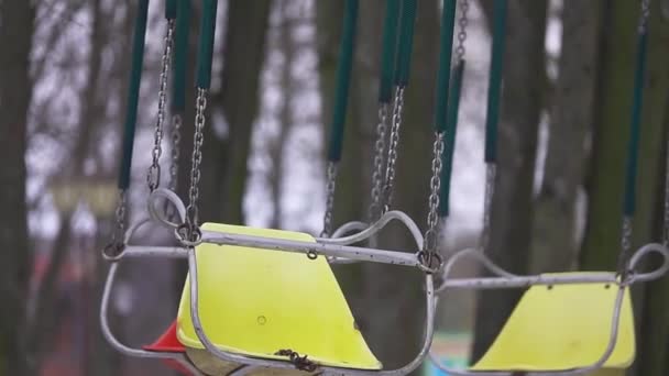 Balançoires Colorées Ralenti Tourbillonnent Dans Parc Municipal — Video