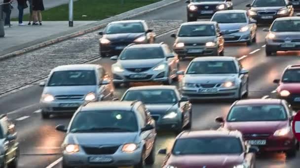 Beaucoup Voitures Avec Phares Roulent Sur Route Asphaltée Plusieurs Voies — Video