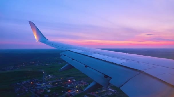 Gökyüzü Ufuk Çerçevede Uçan Uçağın Kanat Lombar Görüntülemek — Stok video