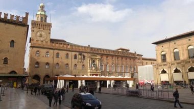 Bologna, İtalya - 21 Kasım 2016: büyük bronz heykeli Bolognese Papa Gregory XIII (1580) Palazzo d'Accursio (Palazzo Comunale) içinde. Piazza Maggiore'ye üzerinde bulunur.