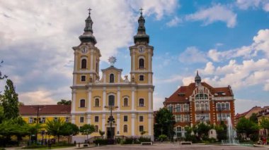 Miskolc'un merkezinde timelapse Minorite Katolik kilisesi, Macaristan.