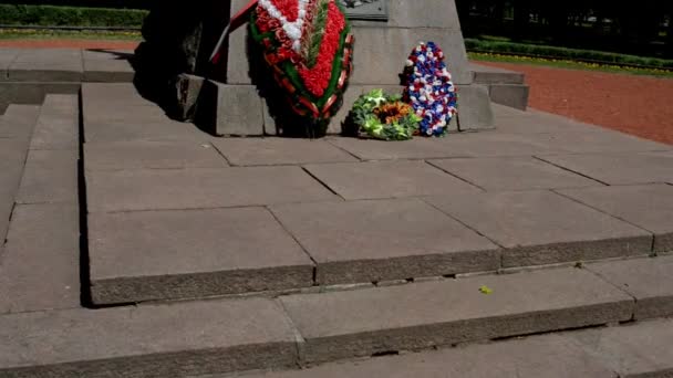 Bronzedenkmal Für Den Helden Der Sowjetischen Union Marat Kasey Minsk — Stockvideo
