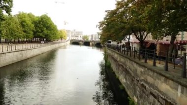 Berlin, Almanya - 4 Eylül 2016: Lustgarten (Pleasure Garden), Museum Island'da, eski Berliner Stadtschloss'un (Berlin Şehir Sarayı) bulunduğu yerin yakınında bulunan ve aslında bir parçası olan bir parktır..