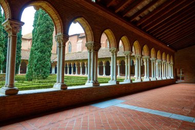 TOULOUSE, FRANCE - 20 Mart 2018 Jacobins Kilisesi, kutsal olmayan bir Roma Katolik kilisesidir. Thomas Aquinas 'ın kalıntıları orada bulunuyor. 21. yüzyılın başlarında müzeydi..