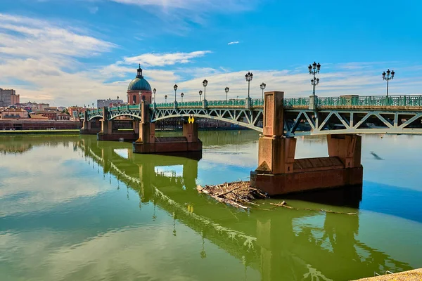 图卢兹的圣皮埃尔桥 Bridge Saint Pierre Toulouse 法国通过加隆桥 Garonne 将圣皮埃尔与格雷夫的收容所连接起来 它是带有钢制甲板的甲板 于1987年完全重建 — 图库照片