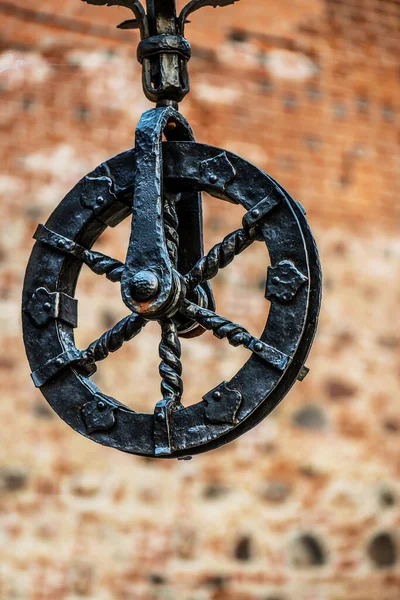 Antique Wrought Metal Wheel Background Old Brick Wall — Stock Photo, Image