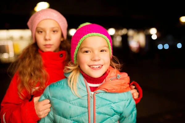 Twee Mooie Vrolijke Zusjes Jassen Tegen Avond Stad — Stockfoto