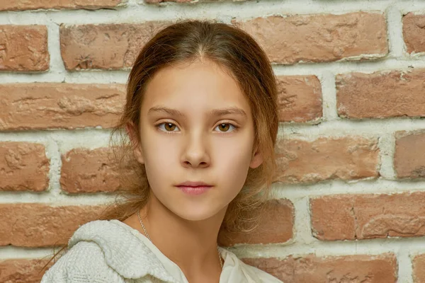 Όμορφο Κοριτσάκι Ήρεμη Ματιά Κοντά Στον Τοίχο Από Τούβλα — Φωτογραφία Αρχείου