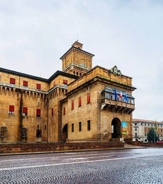 圣米歇尔城堡 Este Castle或Castello San Michele Estense 是意大利北部费拉拉市中心的一座中世纪城堡 这是一个大街区 有四个街角塔 — 图库照片
