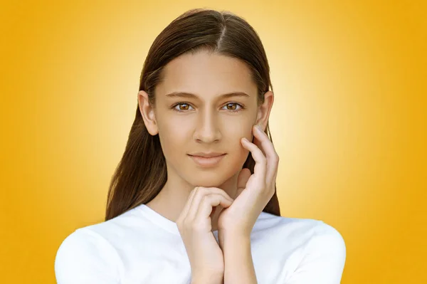 Mooie Tiener Meisje Witte Jurk Tegen Achtergrond Geïsoleerd Gele Achtergrond — Stockfoto