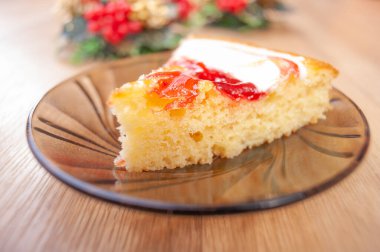 Cam bir tabakta, ahşap bir masanın üzerinde duran lezzetli bir pasta..