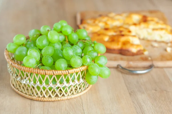 Green Grapes Wicker Basket Apple Pie Wooden Table — Stock Photo, Image