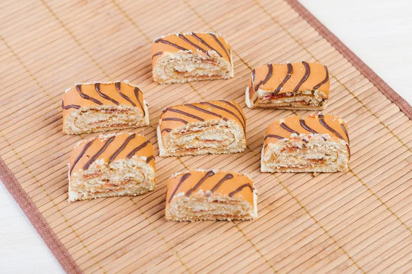 대나무 냅킨에 초콜릿와 비줄무늬가 맛있는 슬라이스롤 — 스톡 사진