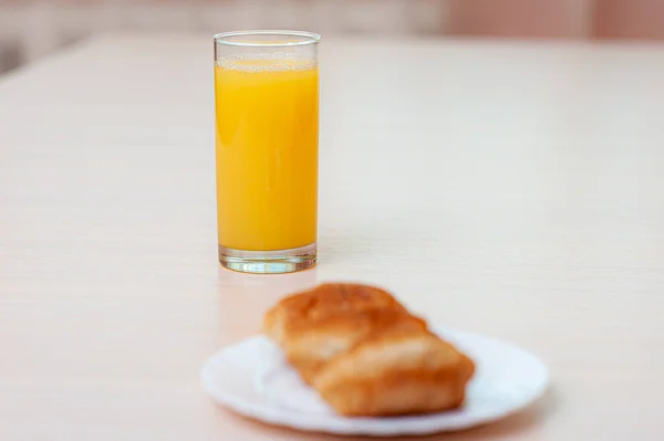 Verse Croissants Een Wit Bord Een Glas Sinaasappelsap Tafel — Stockfoto