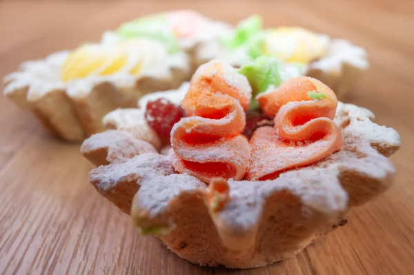 Süße Mürbeteigkörbe Und Bunte Sahne Auf Einem Holztisch — Stockfoto