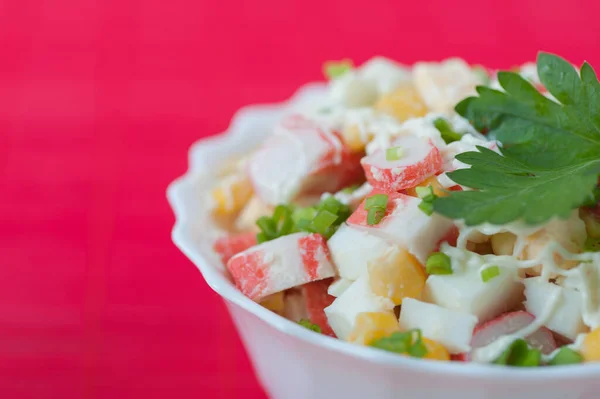 Salade Avec Bâtonnets Crabe Maïs Persil Sur Une Nappe Bambou — Photo