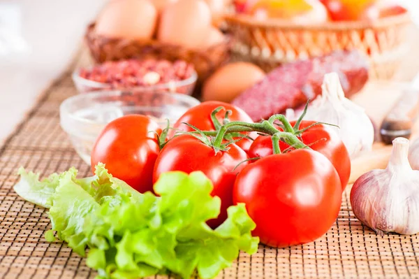 Salat Rote Tomaten Eier Wurst Äpfel Und Erdnüsse Auf Einem — Stockfoto